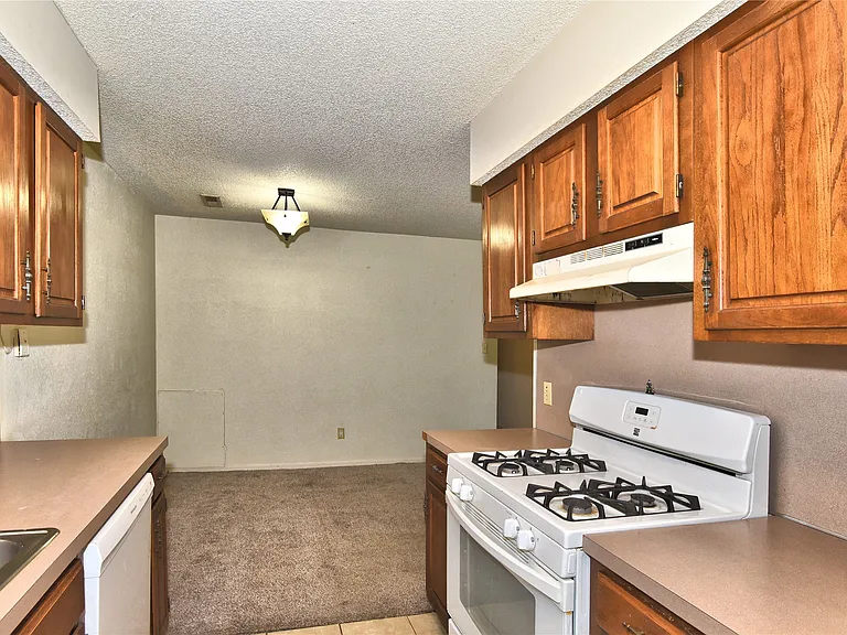 324 W Quantico St — Photo 8