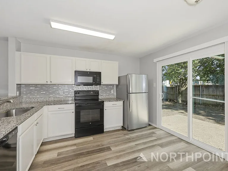 3075 Saint Nicholas Dr — Photo 4