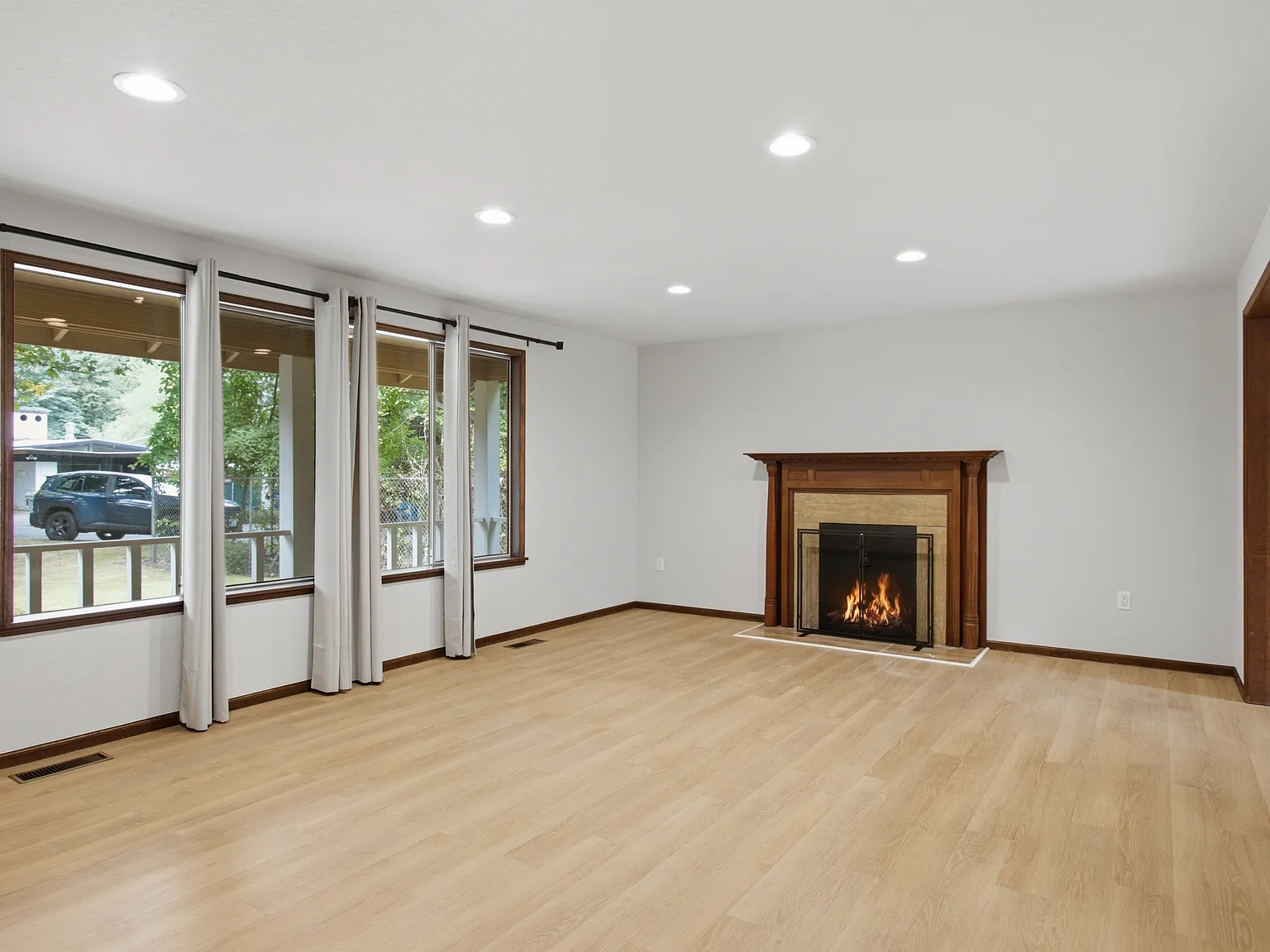 4 bed, 2720 sqft, $4,649 — Photo 4
