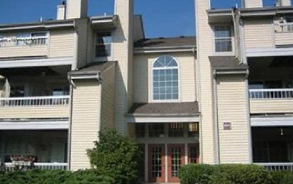 204 Salem Ct — Photo 1