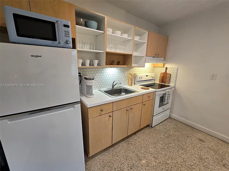 651 SW 3rd St #3 — Photo 2
