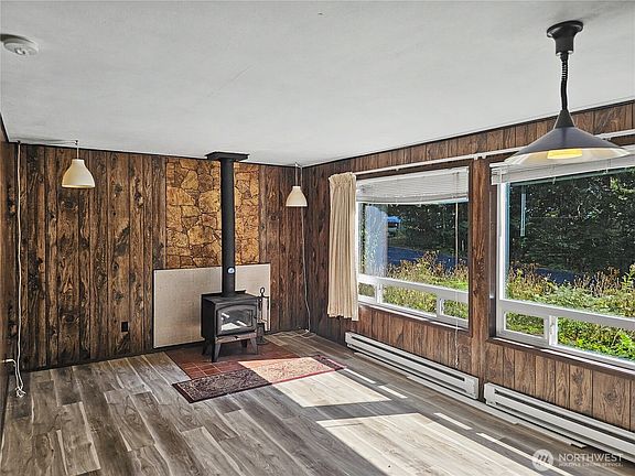 4th image of 121 Bay View Avenue