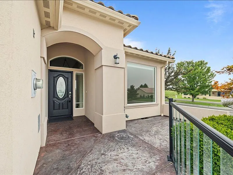 3 bed, 2.5 bath, 2660 sqft, $3,995 — Photo 3