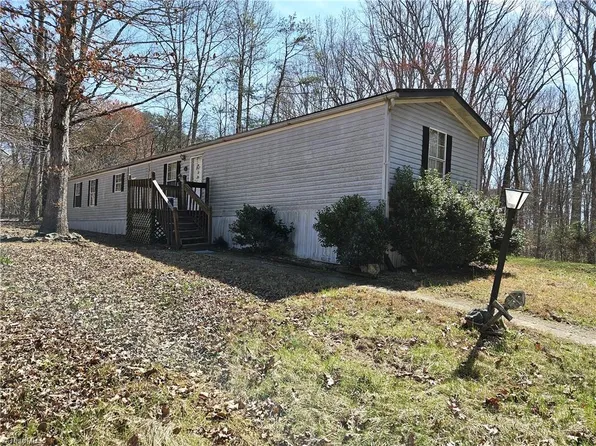 1095 Oak View Dr, Tobaccoville, NC 27050