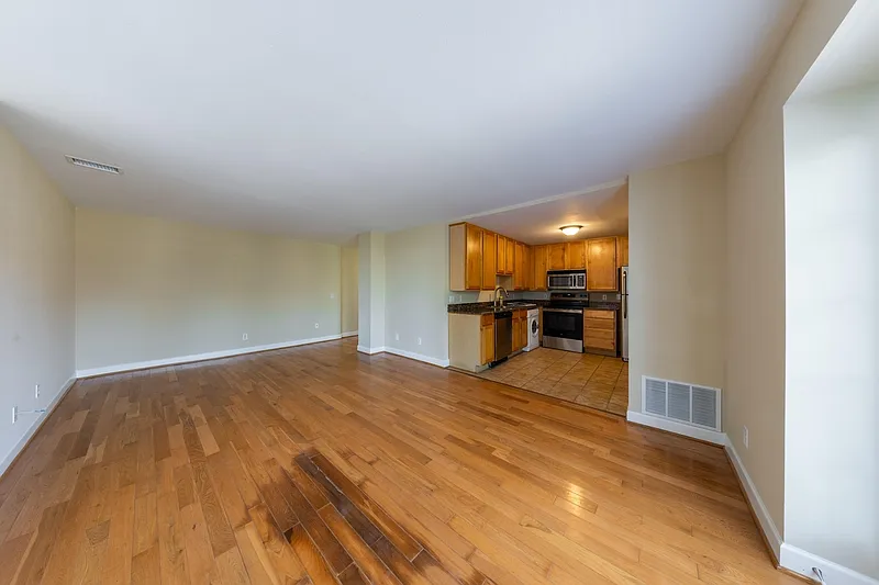2 bed, 1.0 bath, 945 sqft, $1,195 — Photo 3