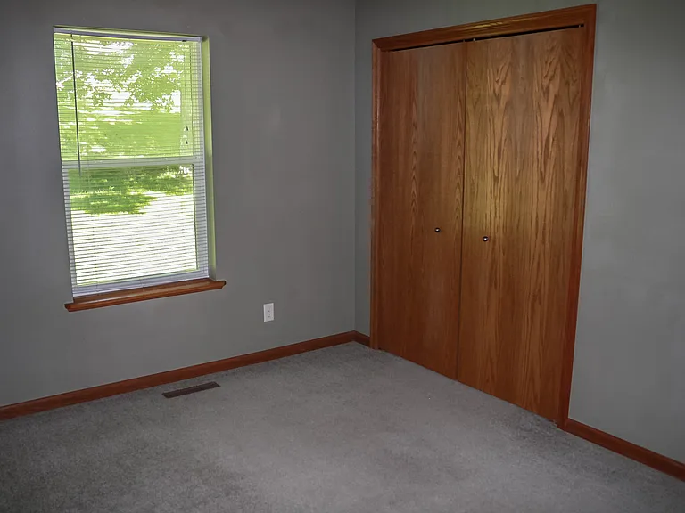 1215 E Bremer Ave — Photo 11