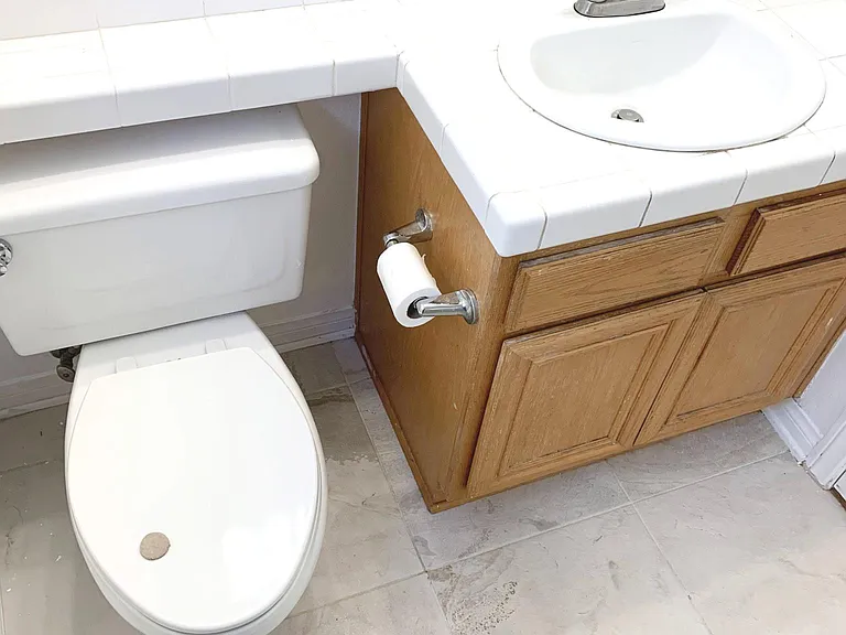 Full bath w/shower (first floor)