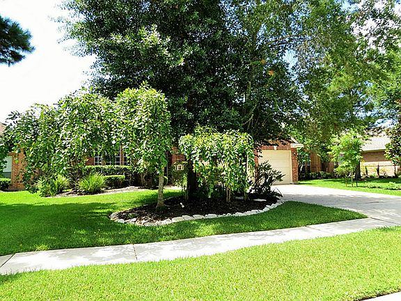 Beautiful lush landscaping and pretty cul de sac street with a park