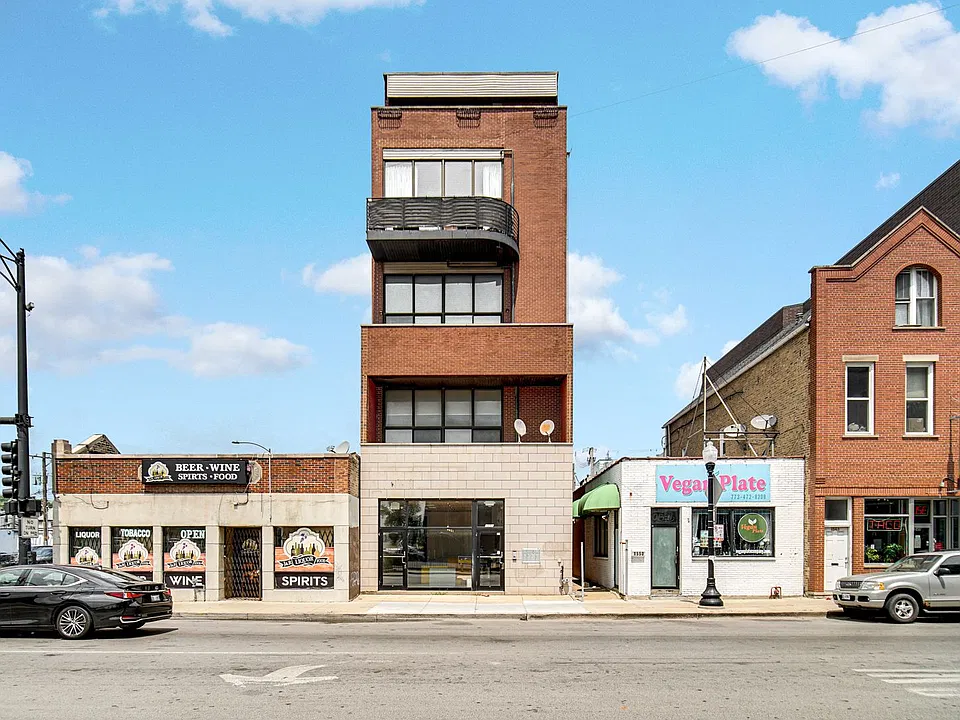 1552 W Fullerton Ave