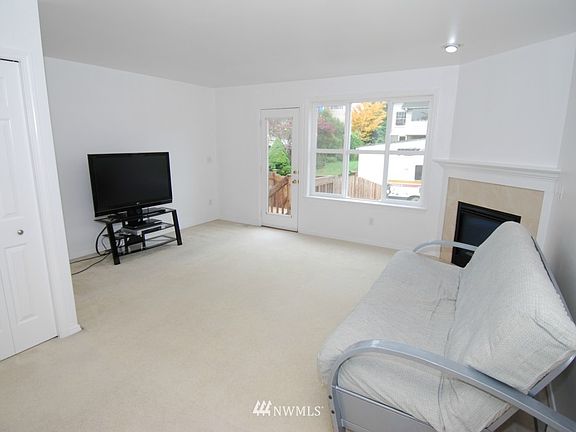 4th image of 3837 23rd Avenue W