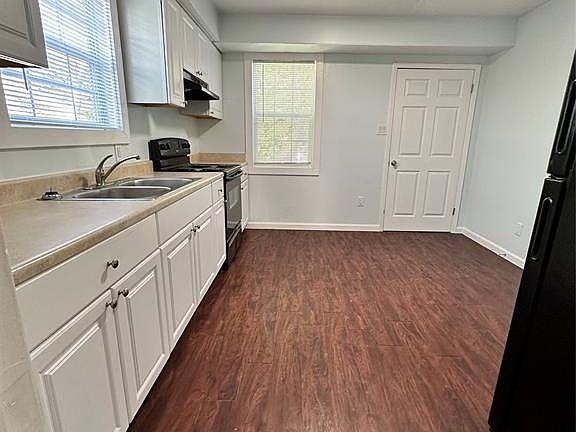 4th image of 308 W James St #1/2