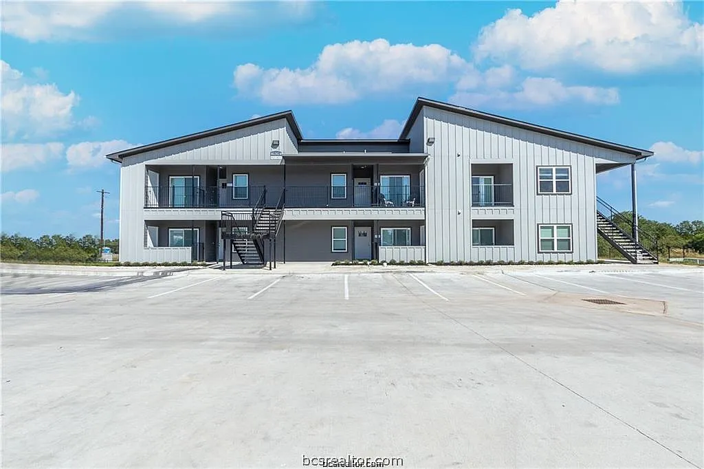 1326 Prairie Dr — Photo 1