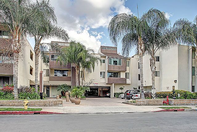 1st image of 5325 Newcastle Ave Unit 313