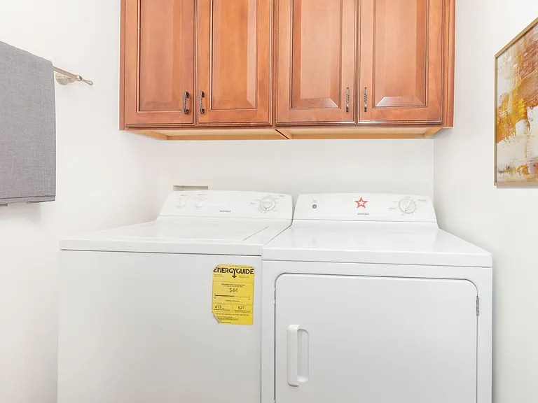 550 W Maryland Ave — Photo 26