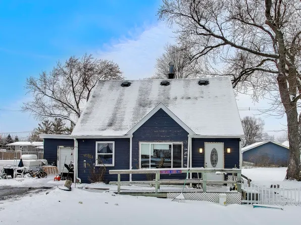 4910 Parkview Dr, McCullom Lake, IL 60050