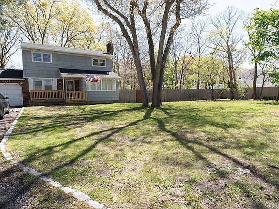 4th image of 981 Connetquot Avenue