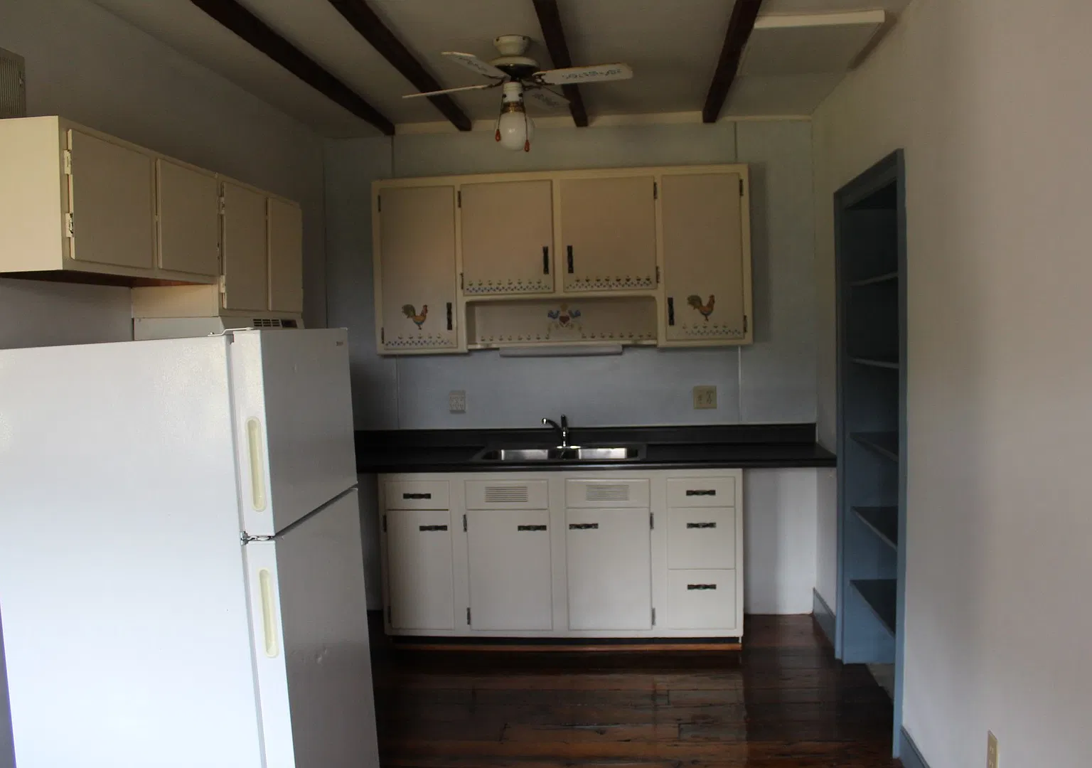Move-in Special- 2 Months Free 2 Story Historic Farmhouse in Country Setting — Photo 4