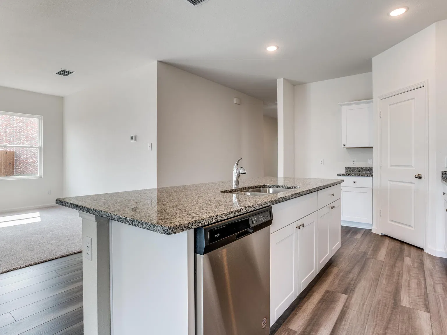 4 bed, 1802 sqft, $2,050 — Photo 3