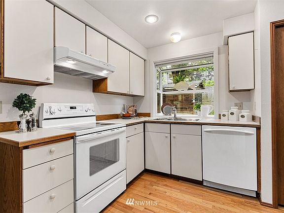 5th image of 8321 142nd Ave NE