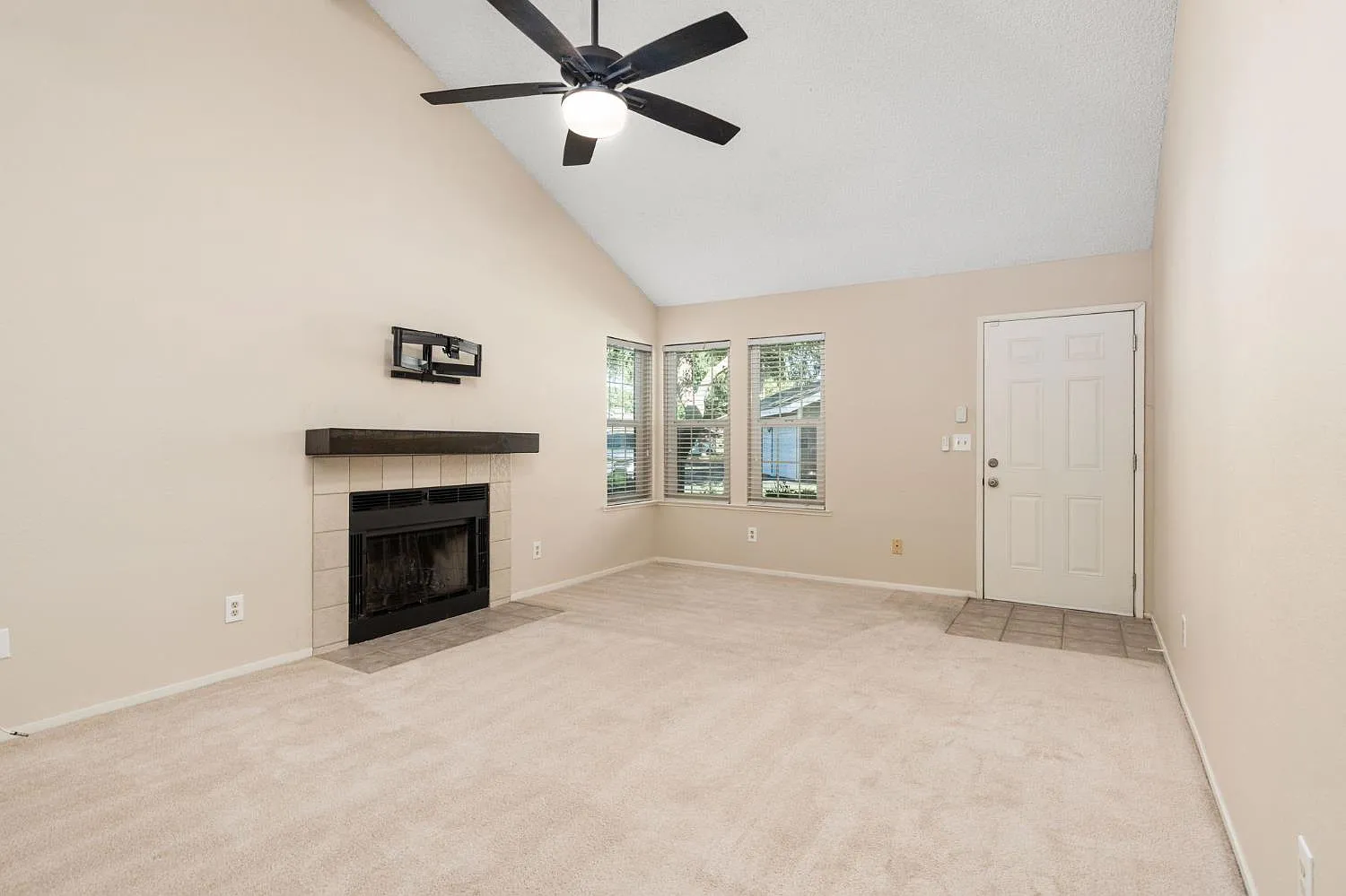 3 bed, 1427 sqft, $2,700 — Photo 2