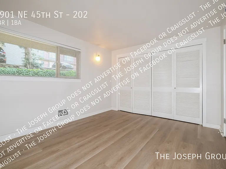 Laurelhurst — Photo 11