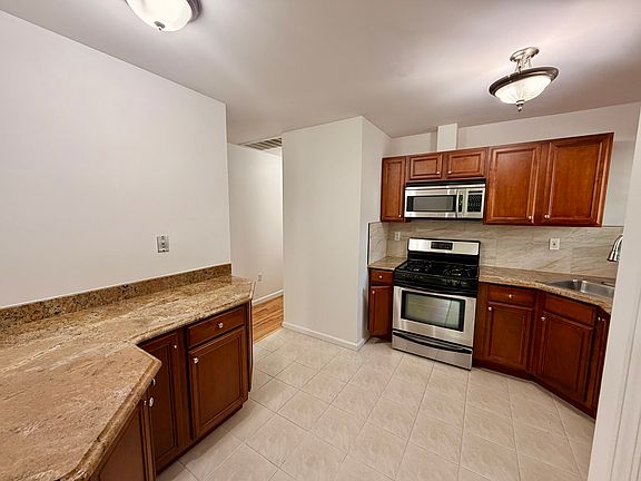 2nd image of 10 Cornelia St #2