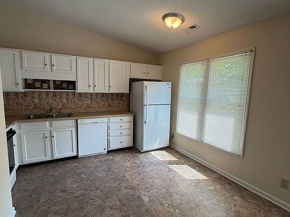 3rd image of 121 Westview Dr APT 38