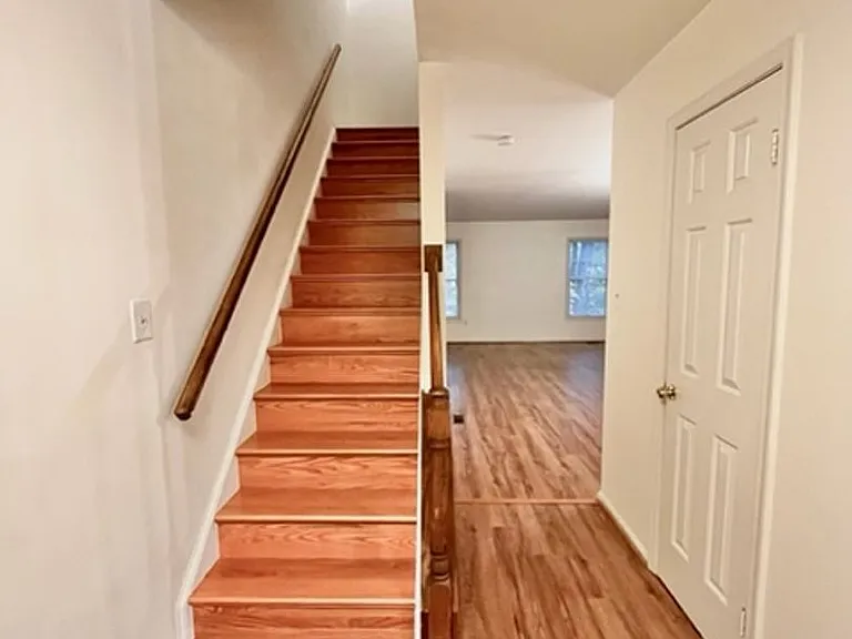 17120 Briardale Rd — Photo 2
