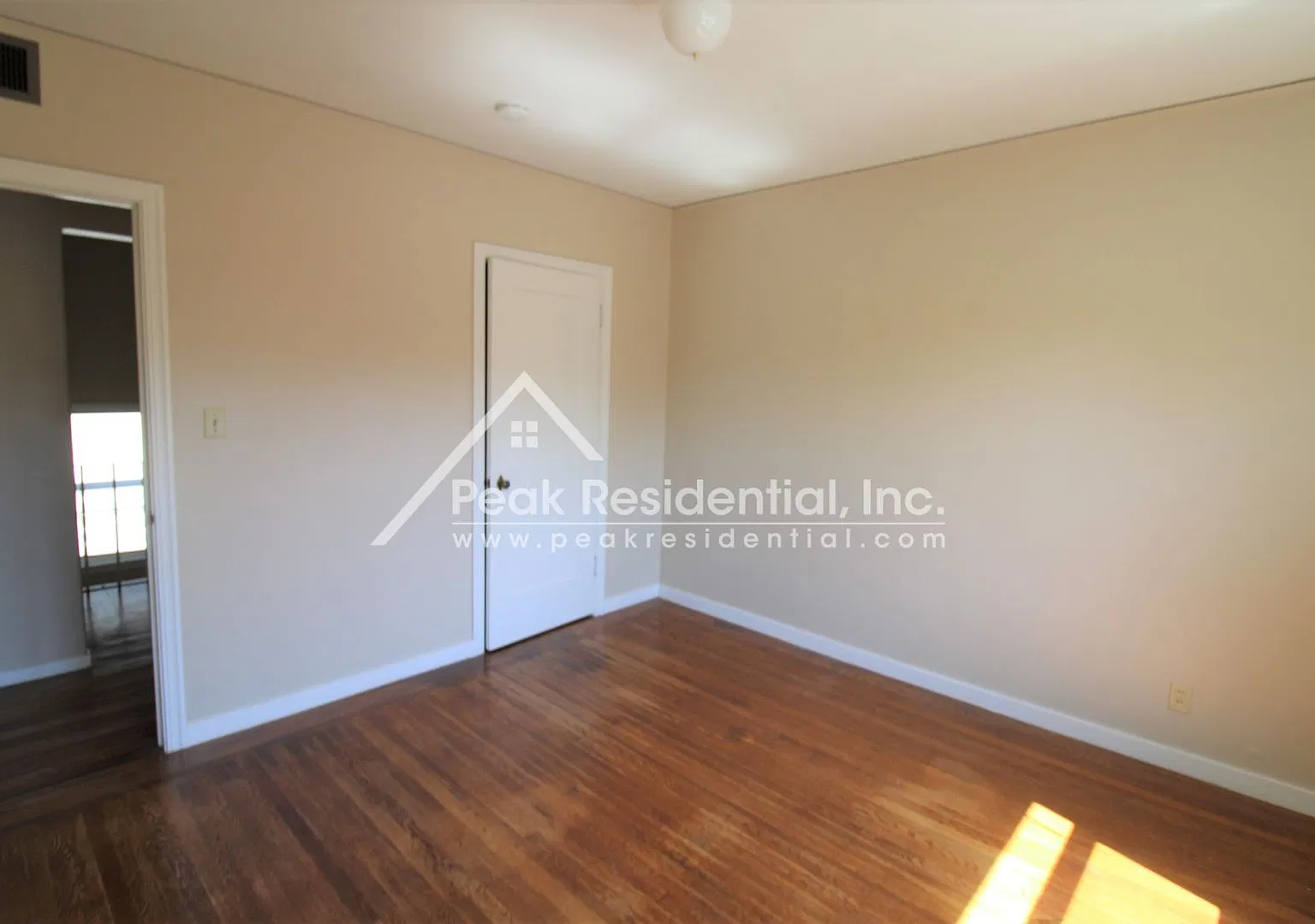 East Sacramento 2/1 Duplex With 1 Car Garage! — Photo 4