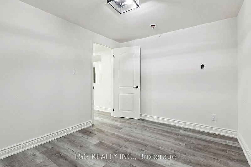 Kitchener House for rent - 2 Bedrooms — photo 9