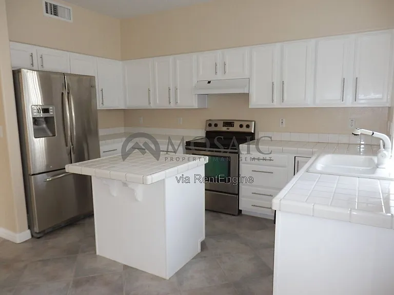2106 E Briarwood Ter — Photo 4