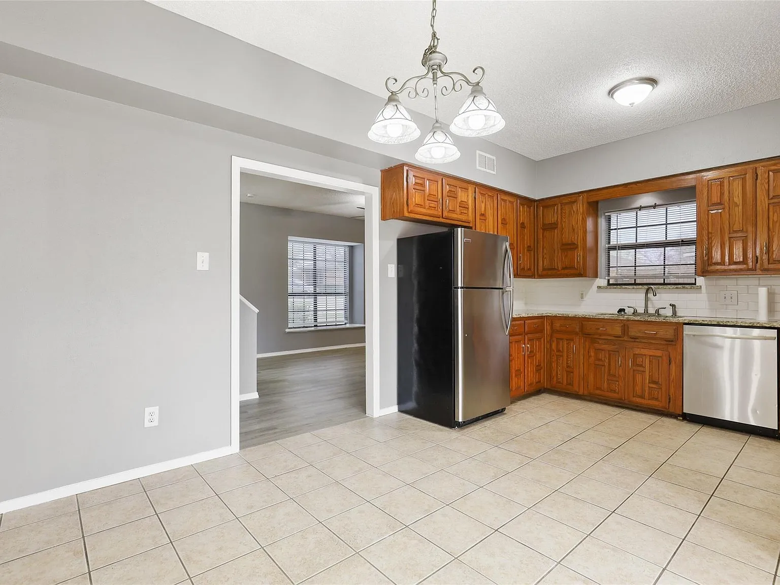 2 bed, 2.5 bath, 1260 sqft, $1,900 — Photo 2