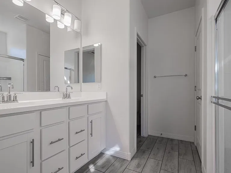 5726 S 30th Gln — Photo 15