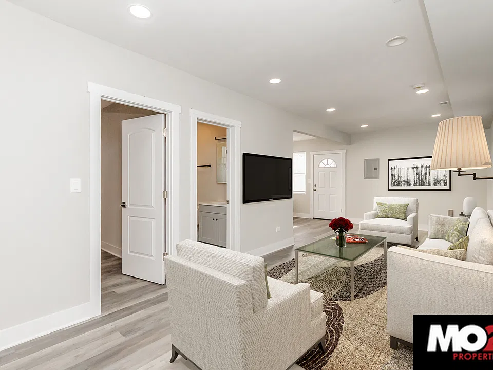 1545 W Augusta Blvd #1B
