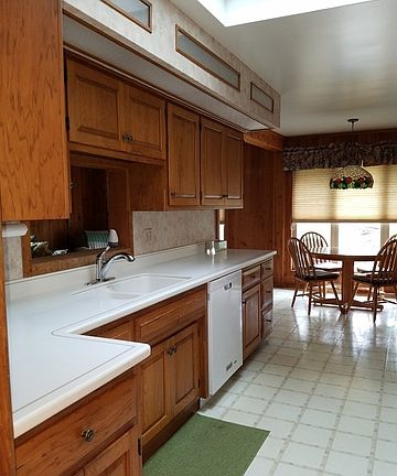 5th image of 129 W Belmont Ave