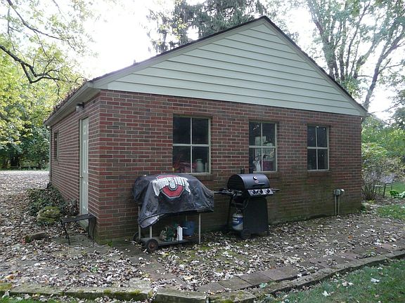 Detached 2-car garage