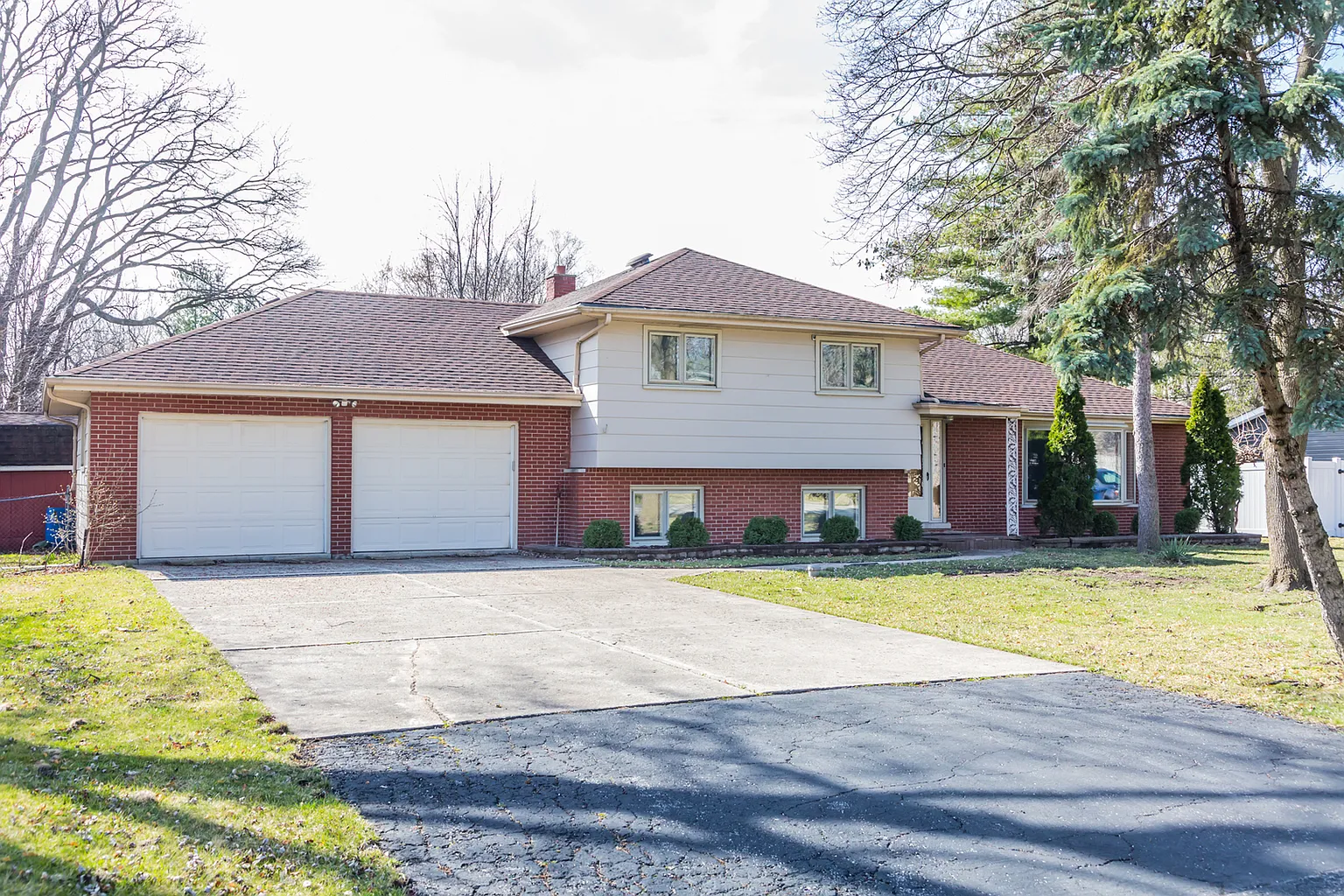17W585 Hillcrest Dr photo 1