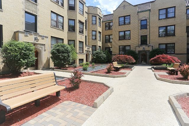1st image of 1115 W Oakdale Ave #G