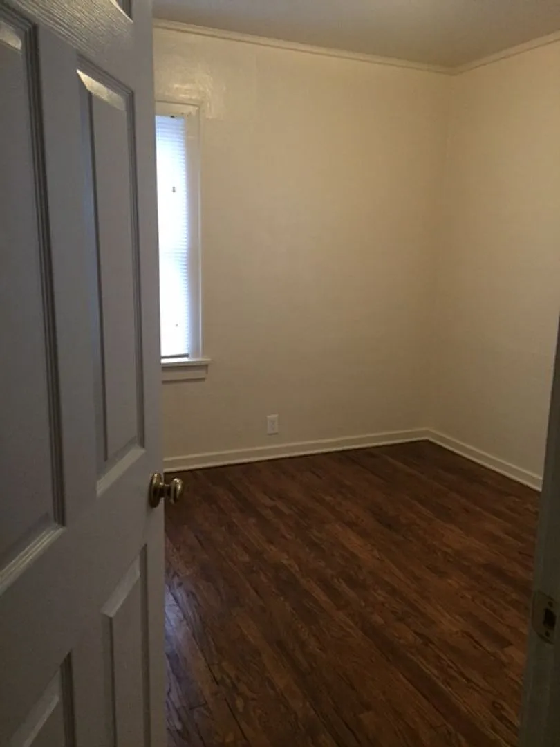 $860.00 2 bedroom, 1 bath with a garage located in Burton — Photo 2