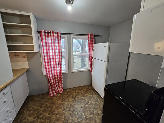 5th image of 630 N Pleasant St