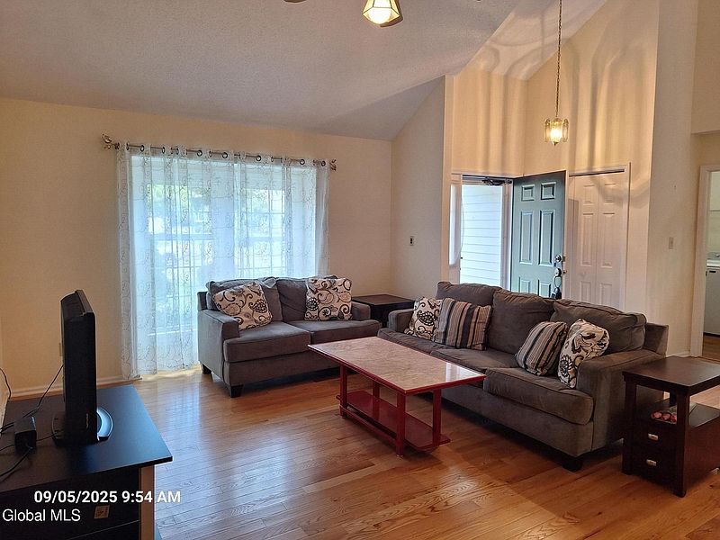 3rd image of 10 Ridgefield Drive