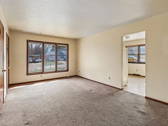 5th image of 8 E Emma Ave