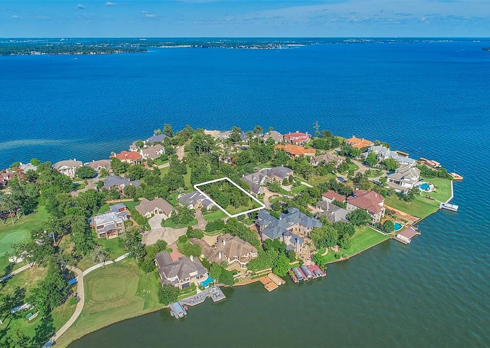 Located in the prestigious community of Bentwater this lot is ready for you to build your dream home! Drawing lines are approxim