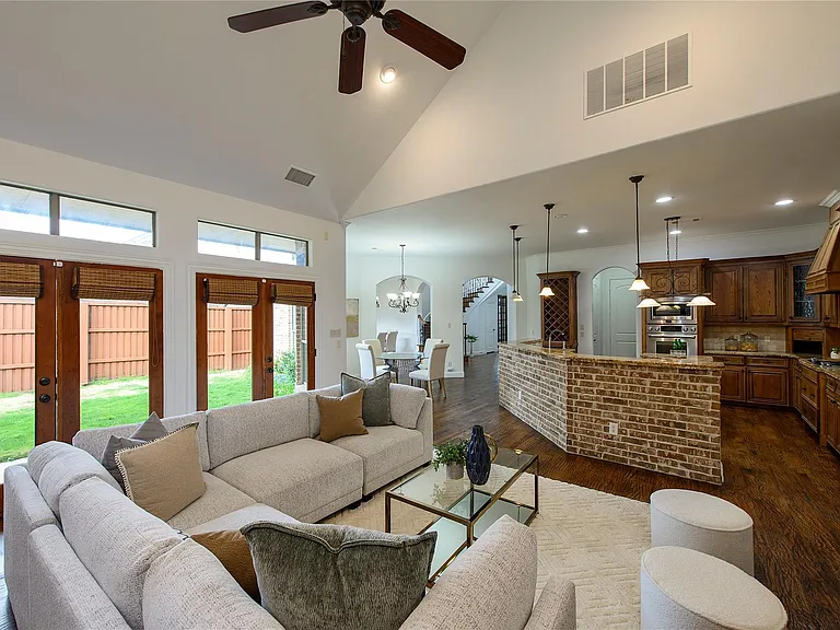3606 S Versailles Ave — Photo 9