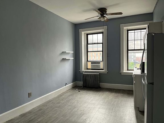 4th image of 213 Hanover St APT 4