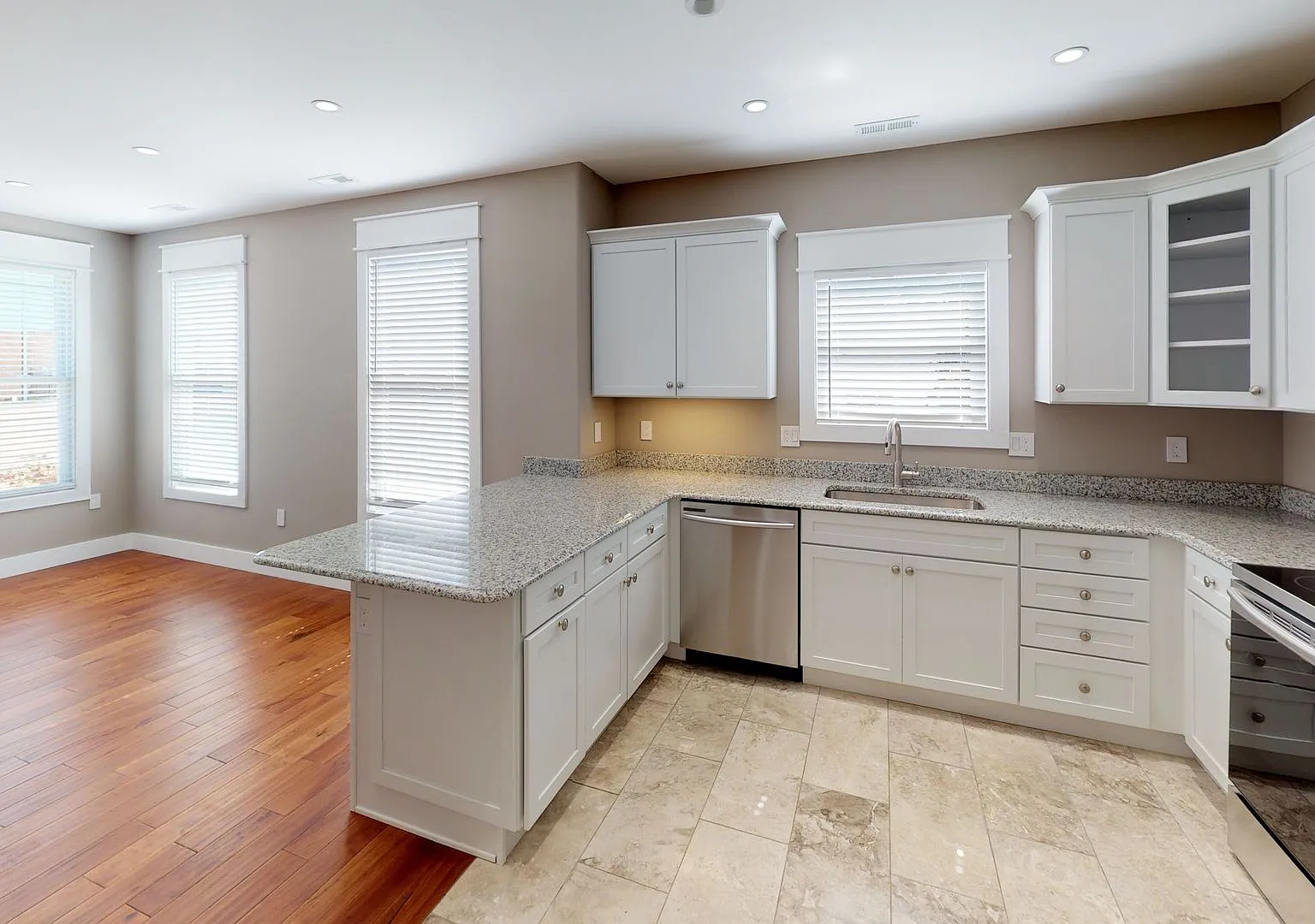 Waitlist for Aug2027Jul2028 Now Open! |4BR in Fort Sanders with Parking! | Walk to UTK & Knoxvill... — Photo 2