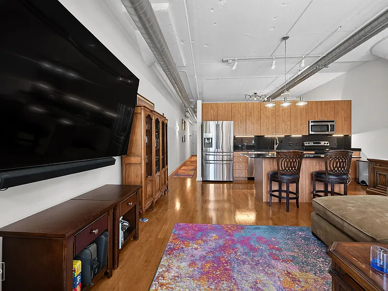565 W Quincy St — Photo 7