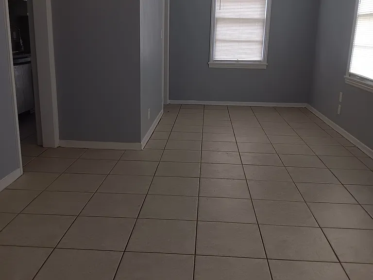 2881 Lenox Ave — Photo 3
