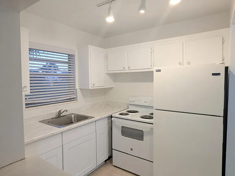 353 Sheffield St E #O — Photo 2