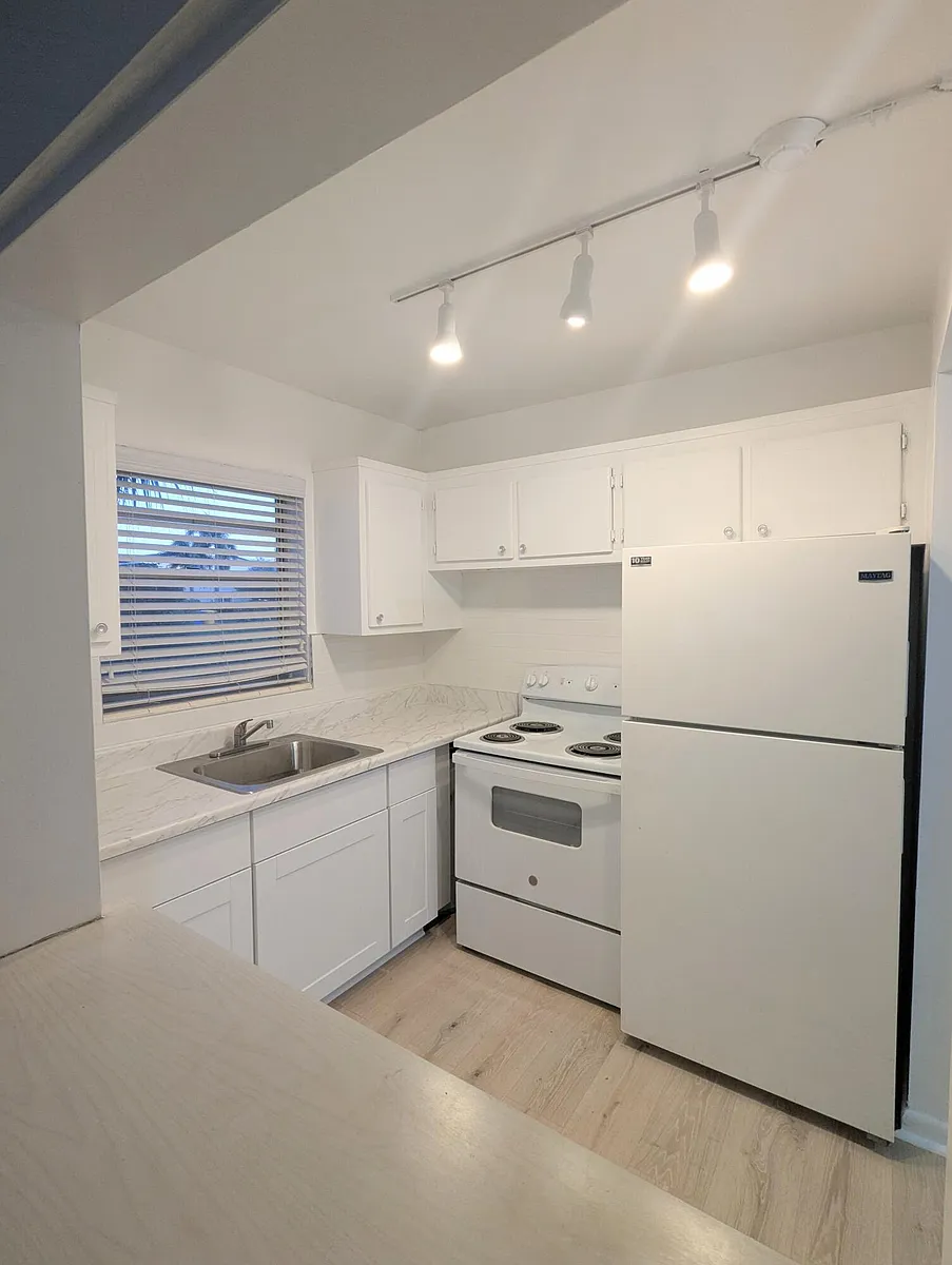 Building Photo - 353 Sheffield St E #O